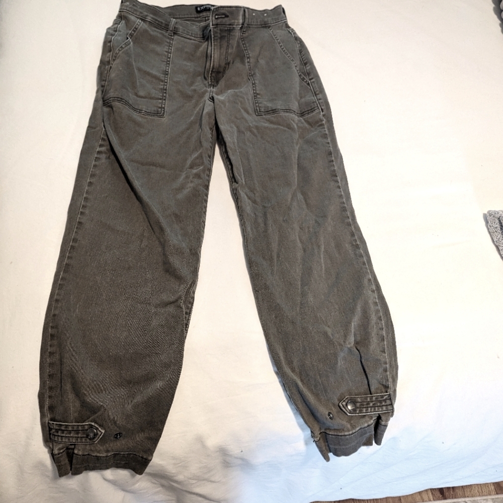 Express green jeans, size 8.